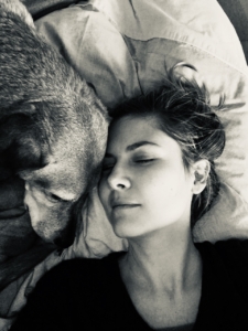 Frau und Hund in Co-Regulation – Transformation Körperarbeit und Erdung